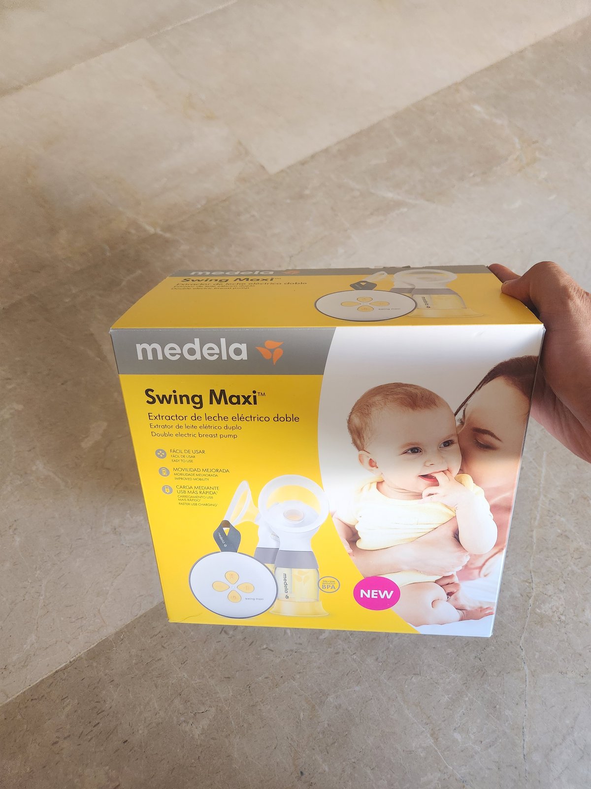 Boîte neuve et scellée du Medela Swing Maxi tenue en main